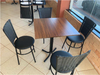 30 (TRINTA) JOGOS DE MESA COM 4 CADEIRAS, COM TAMPO EM MDF, NA COMARCA DE DOURADOS/MS